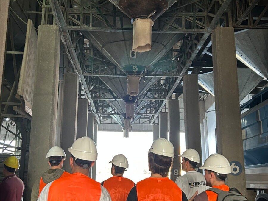 Estudiantes de Mecatrónica visitaron la planta de alimentos balanceados
